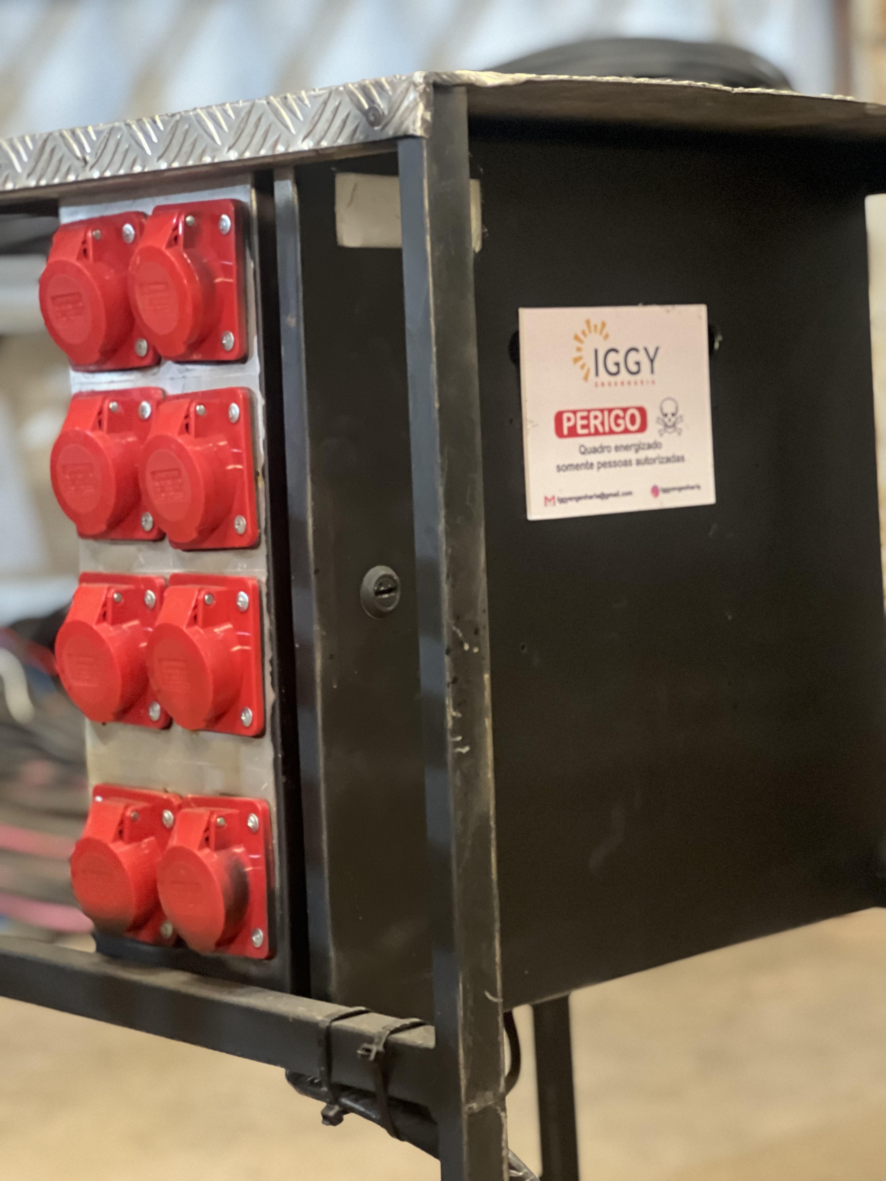Detalhe das tomadas de um quadro elétrico IGGY