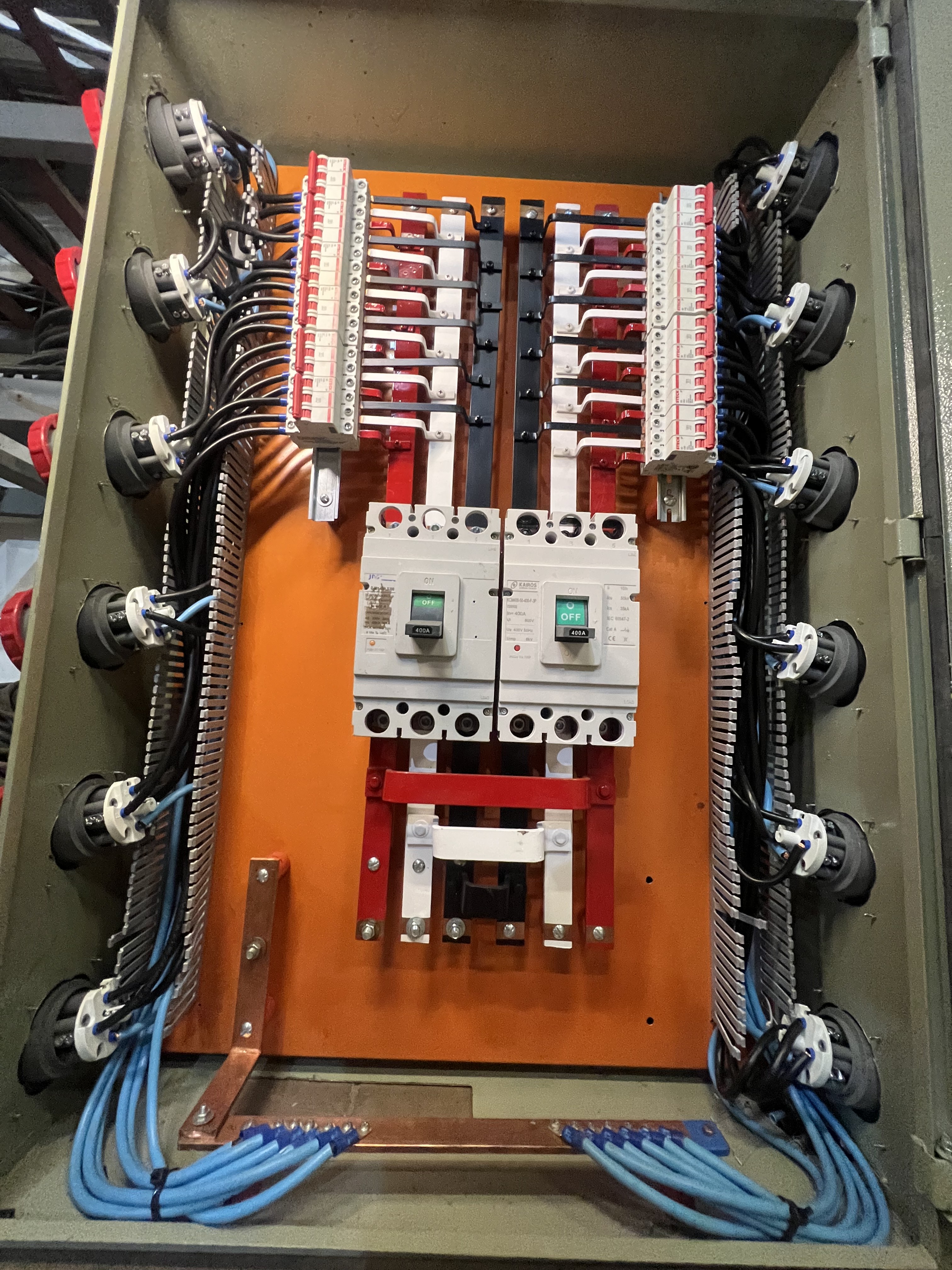 Parte interna de quadro elétrico da IGGY Engenharia
